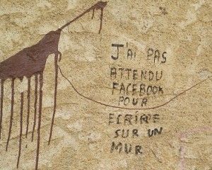 Tag sur un mur en pierre: J'ai pas attendu Facebook pour écrire sur un mur